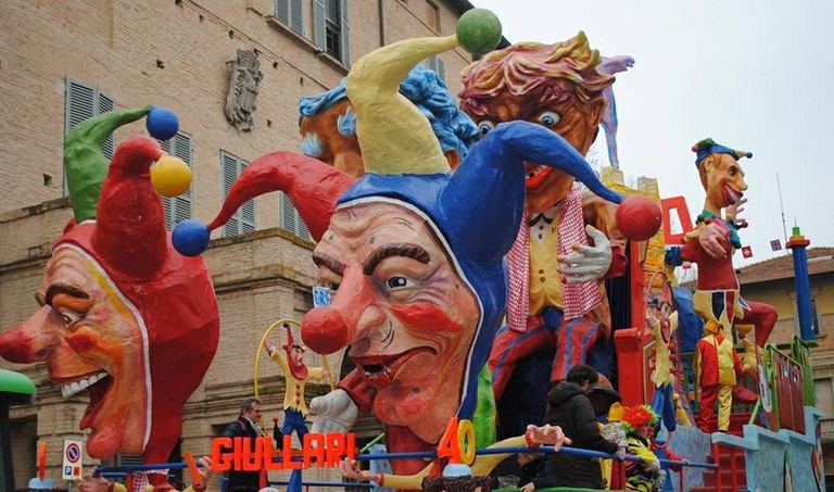 Giant float parades, competition masks, masquerades, masked groups, clowns, jugglers, balloon sculptors, face painting, street artists, inflatables. In the town centre.