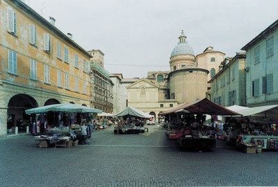 Chiesa di San Prospero con mercato