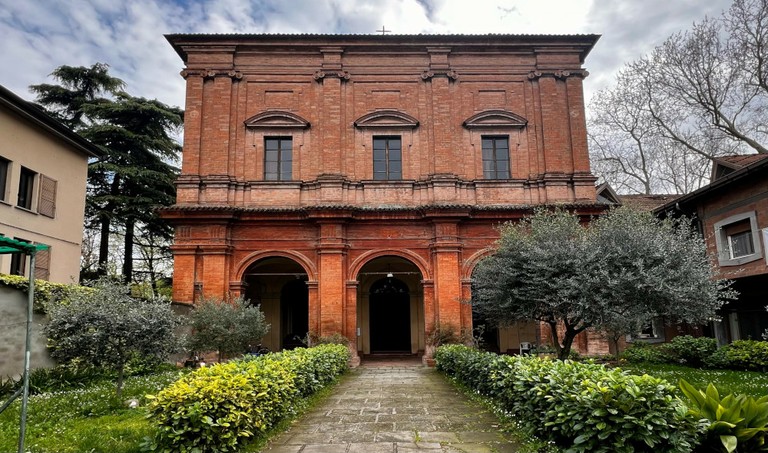 A guided tour that passes through the two main squares of the city centre and its ancient religious buildings, leading to the final stop: the San Girolamo and Vitale Church. A hidden gem of the city centre, this mysterious church houses four interconnected sacred buildings, linked by a complex maze of stairs and corridors.