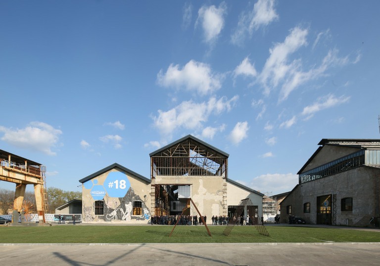 An itinerary through the historic “Popol Giost” district, exploring stories and curiosities of old Reggio Emilia, passing through Porta Santa Croce and the surrounding neighbourhood.
Final stop: the Tecnopolo and Parco Innovazione, to discover the history of the former Officine Reggiane and the urban regeneration projects that have transformed the area.
