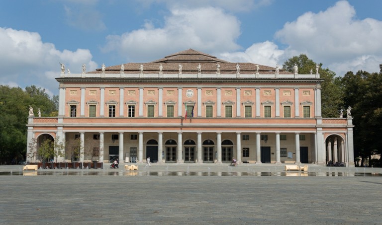 A guided tour of history, architecture and theatre in Reggio Emilia, from the ancient Palazzo del Monte to the "Piazza dei teatri" (Theatre Square), exploring the places and the protagonists that marked the evolution of scenic art and urban architecture in the nineteenth century.
