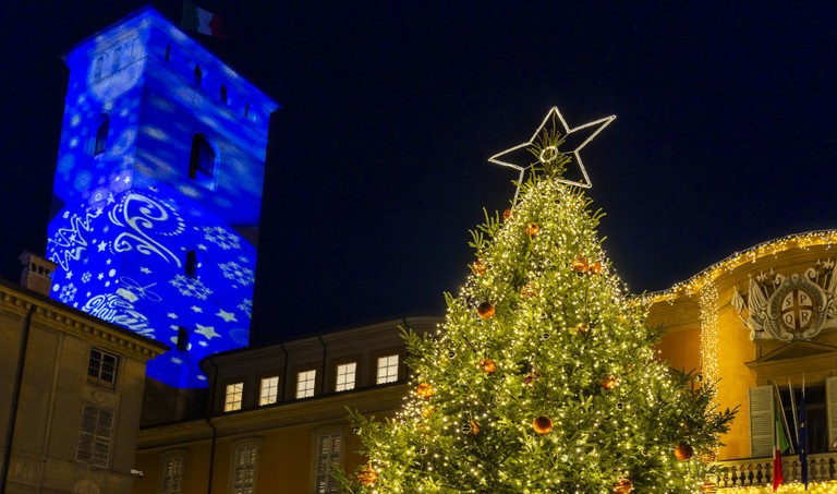 A pleasant winter walk to discover the historic centre of Reggio Emilia, immersed in the Christmas atmosphere. A tour in the squares, markets and symbolic places of the city, accompanied by historical curiosities and local traditions.