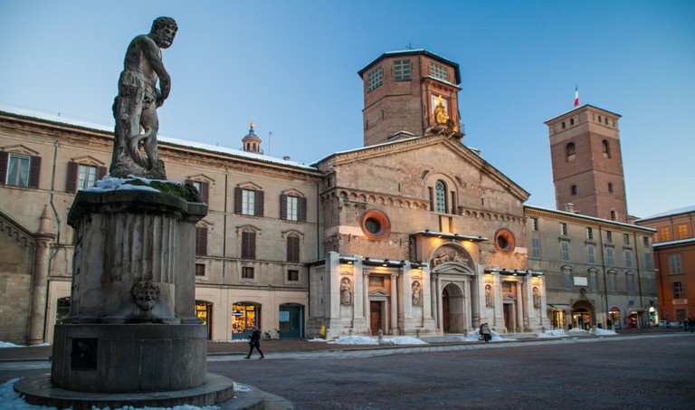 The tour will take you to the heart of medieval Reggio Emilia, revealing its history, legends and hidden details amidst its squares, allies and centuries-old architecture. You will rediscover the city's profound identity, its transformations over the centuries and the living traces of a past rich in spirituality, power and daily life. The walk will conclude with a convivial and delicious moment, dedicated to the discovery of an ancient local speciality, combining rural wisdom and gastronomic tradition.