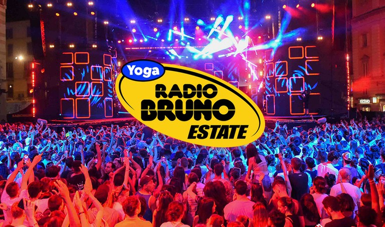 Radio Bruno's music show to listen to the best of today's music live. In Piazza della Vittoria.