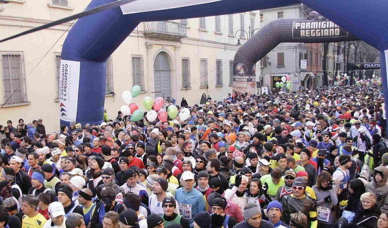 International Marathon. Participation of professional and amateur runners. Route in the countryside around Reggio Emilia. Start and finish in Piazza della Vittoria. XXVII Edition. 
