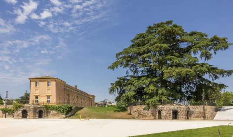 Guided walk on part of Stage 4 of the Via Matildica del Volto Santo, from the Reggio Emilia town centre to the Reggia di Rivalta.
