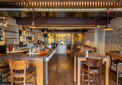 Bistrot Canossa, tables and counter