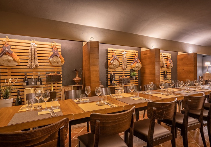 Bistrot Canossa, tables with hanging meats
