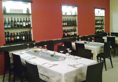 Il Confessionale, tables set