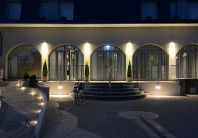 Hotel Cavallo Bianco, outside by night
