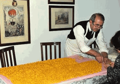 Immagine preparazione cappelletti al ristorante Canossa