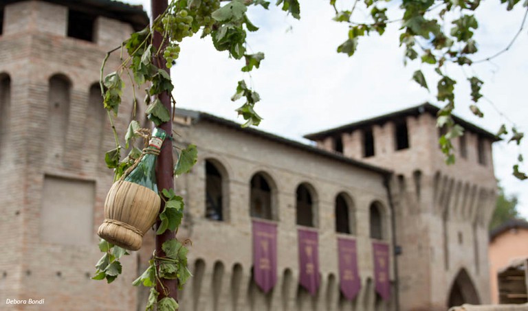 Torna come ogni anno la Festa dell'Uva che a Castellarano chiude l'estate e dà il benvenuto all'Autunno tra spettacoli, eventi culturali, mostre fotografiche, rievocazioni storiche, festa, mercato tradizionale, mercato contadino, villaggio contadino, motoraduno, auto d'epoca, e tanto altro. In centro storico.