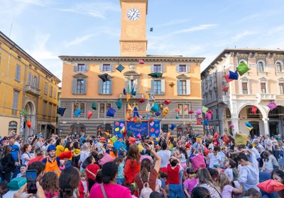 Spettacoli nelle vie e nelle piazze di Reggio Emilia e provincia