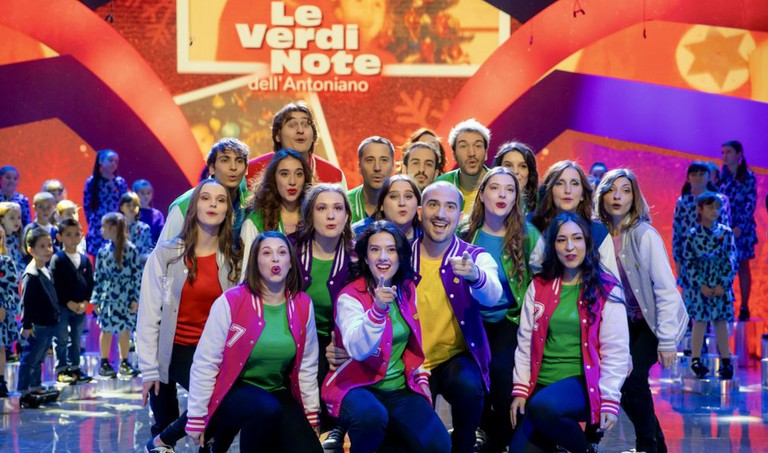 Spettacolo di musica, canto e danza con il coro "Le Verdi Note dell'Antoniano" di Bologna, in occasione dell'accensione dell'albero di Natale. In Piazza Prampolini.