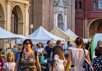 Reggio Emilia. Corso Garibaldi, Piazza Roversi,  Piazza Gioberti,  via Ariosto, Largo degli Alpini