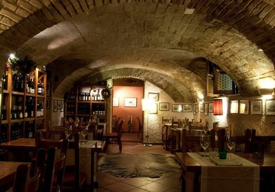 Il ristorante è situato in pieno centro storico, a lato del teatro Ariosto.
