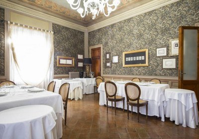 Locale situato nell'antico forte di Rubiera in ambienti che si affacciano direttamente su una suggestiva terrazza.