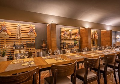 Ristorantino stile metropolitano con ambienti caldi e curati. Cucina tipica del territorio abbinata ai prodotti di stagione.