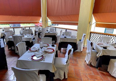 Il ristorante propone piatti della cucina emiliana e rivisitazioni di ricette tratte dal Medioevo e dal Rinascimento.