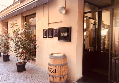 Ristorante e Hamburgeria nel centro storico di Reggio Emilia. Oltre a proporre piatti della tradizione, propone una rilettura "reggiana" di burgers innovativi.