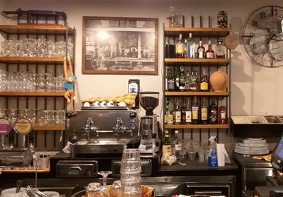 In pieno centro storico reggiano, il locale, da poco rinnovato, mette a disposizione 3 sale per degustare un ricco menu tra pizza, pesce e tradizione.