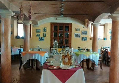 Locale attrezzato per banchetti, cerimonie e cene di lavoro. Cucina tradizionale e numerosi posti all'aperto.