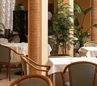 Nel bellissimo cortile interno dell'antico palazzo di Via Mazzini si trova il ristorante "Il Correggio", luogo ideale per cerimonie, colazioni di lavoro o semplici momenti di relax.