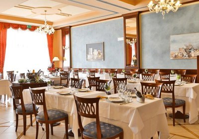 Il ristorante offre cucina tipica reggiana, piatti di pesce, specialità di cacciagione e di stagione (funghi, tartufo).