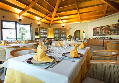 Il Ristorante, aperto a pranzo e a cena dal lunedì al venerdì (il weekend solo su prenotazione per gruppi o eventi) propone la più autentica cucina del territorio e internazionale.