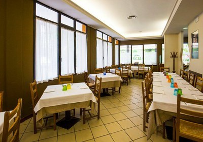 Ristorante tradizionale con pasta fatta in casa, specialità marinare, pizza.
