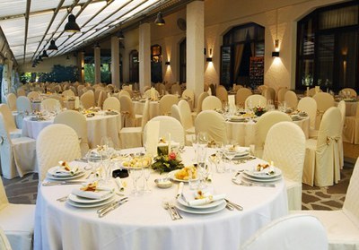 Ristorante con spazi sia interni che esterni, ampio giardino, anche per matrimoni e buffet.