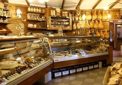 Degustazione salumi, formaggi e prodotti tipici in genere con piccola enoteca. Serate a tema.