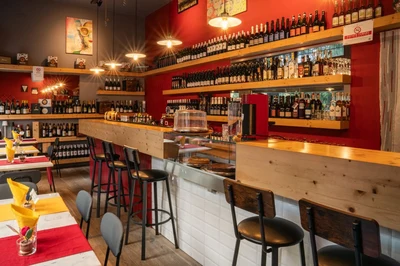 Piccola taverna, accogliente e familiare, situata nel cuore di Reggio Emilia.