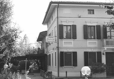 La trattoria può ospitare fino a 180 persone ed è possibile riservare salette per riunioni, cene, matrimoni. Il vasto parco che si sviluppa attorno permette il mantenimento di questa quiete e offre respiro anche ai più piccoli attraverso giochi e altalene.