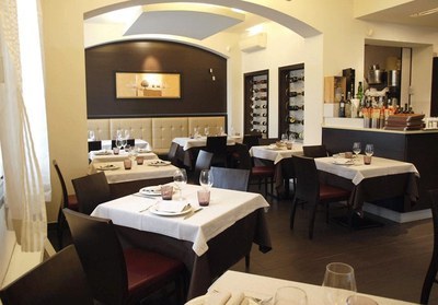 Il ristorante propone un menu con un’ampia scelta di piatti a base di pesce fresco, di carne scelta e di specialità della casa, da accompagnare con ottimi vini.