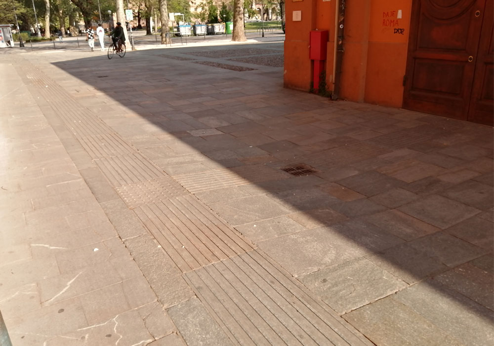 Esterno della struttura con vista del percorso podotattile e della pavimentazione