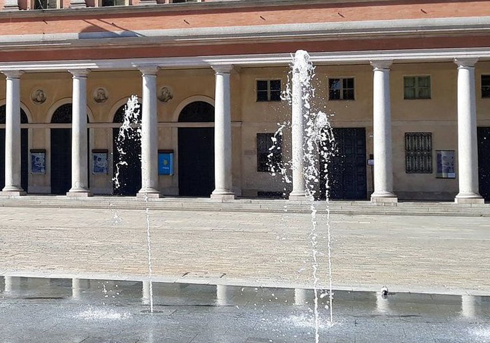 Porta di ingresso esterna all'edificio con vista dei 4 gradini