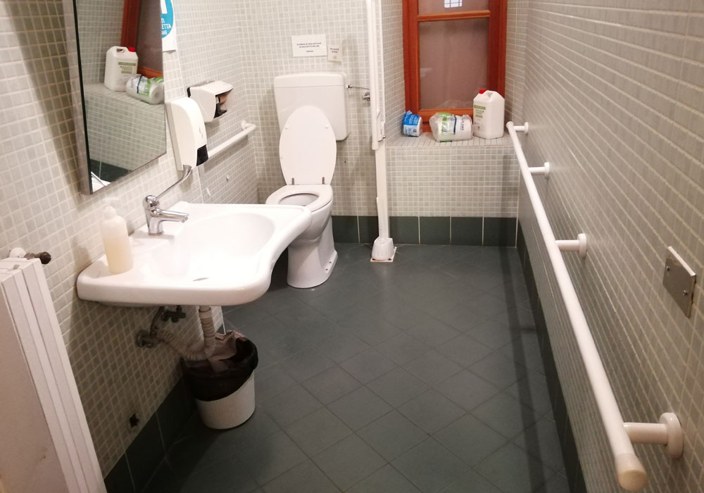 Bagno DONNE accessibile al piano 1 con vista complessiva dei sanitari
