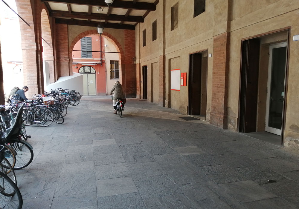 Esterno della struttura con vista del percorso podotattile e della pavimentazione