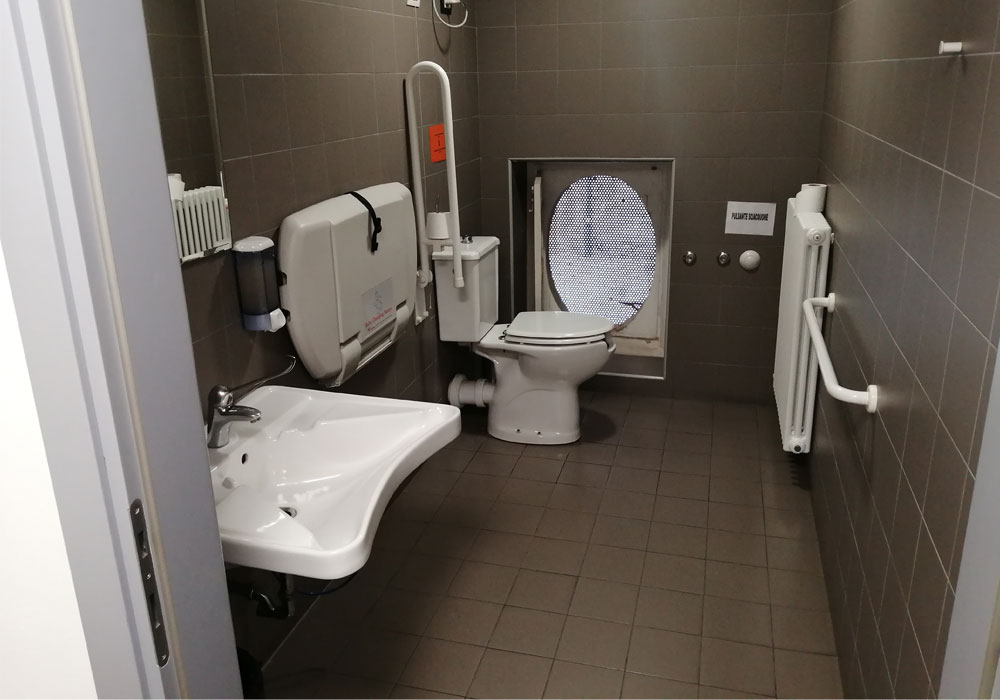 Bagno accessibile al piano 1 con vista complessiva dei sanitari