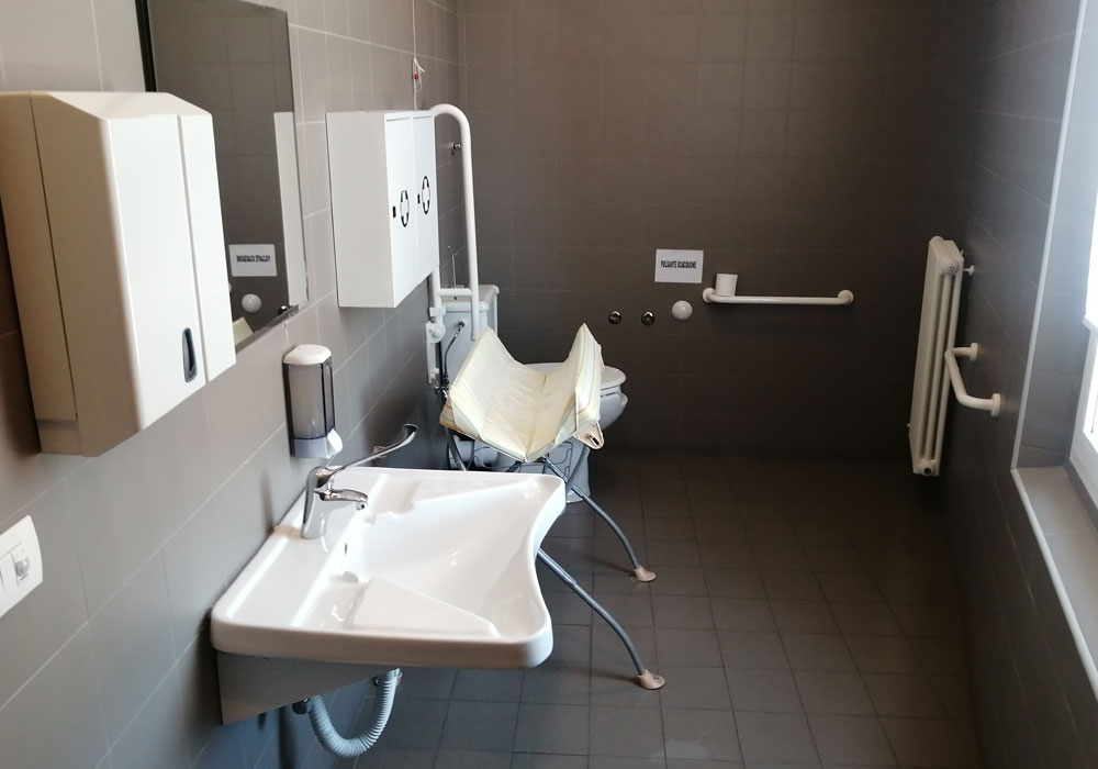 Bagno accessibile al piano 3 con vista complessiva dei sanitari