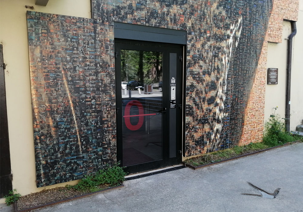 Porta di ingresso accessibile su Largo Gaetano Chierici