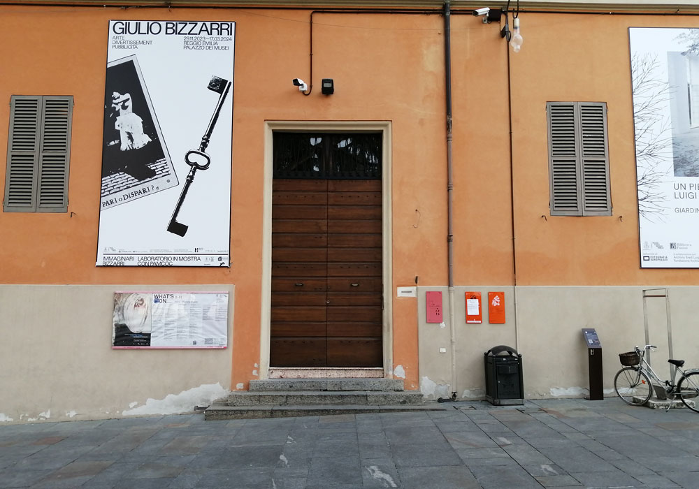 Porta di ingresso esterna all'edificio con vista dei 4 gradini