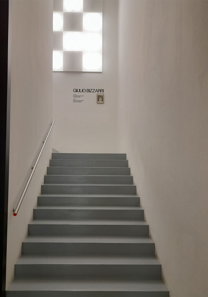 Scala di risalita dal piano 2 al piano 3 con vista dei gradini e corrimano a sinistra