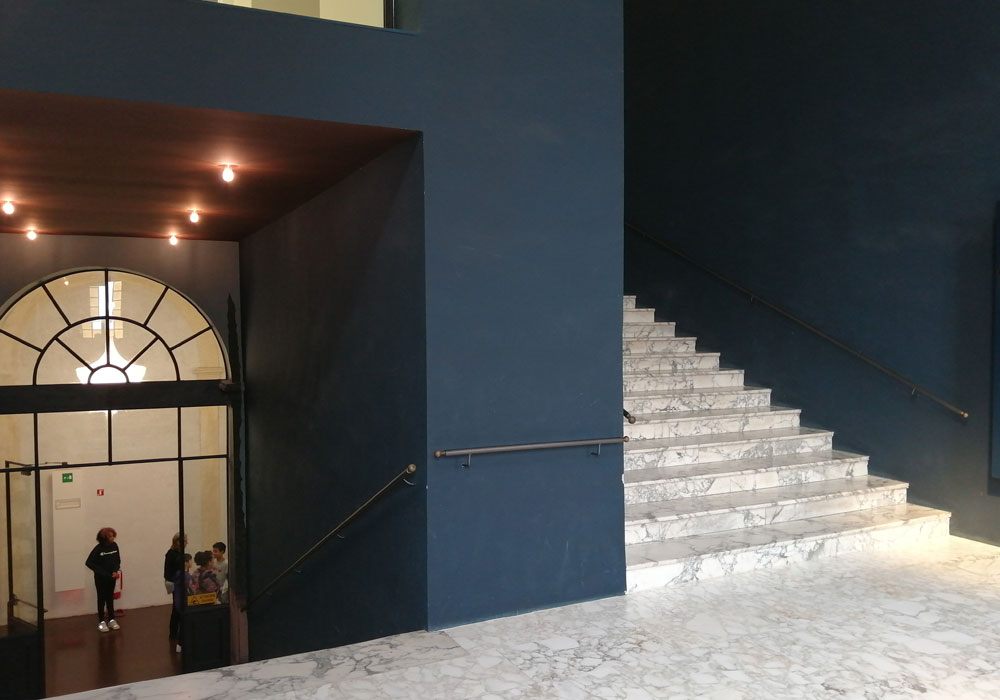 Scala di risalita dal piano 1 al piano 2 con vista gradini e corrimano su entrambi i lati