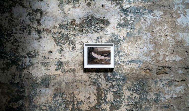 Ricognizione dell’opera di Nazzarena Poli Maramotti (Montecchio Emilia, 1987) e si compone di tele, opere ceramiche, carte e objets trouvés. Presso Palazzo da Mosto, Via Mari 7.