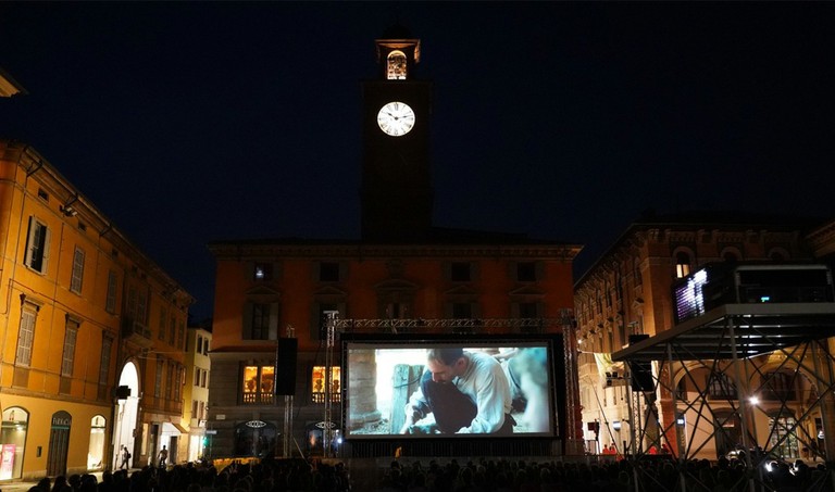Proiezioni cinematografiche. In Piazza Prampolini.