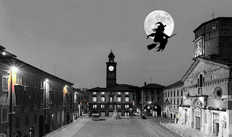 Spettacolo per famiglie dedicato alla Befana. In Piazza Prampolini.