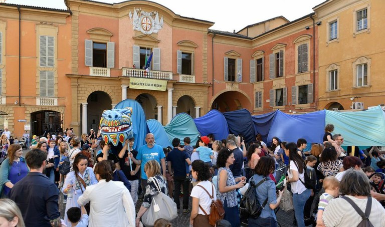 Reggio Emilia diventa "la Città delle Storie" con tanti spettacoli in centro storico.
