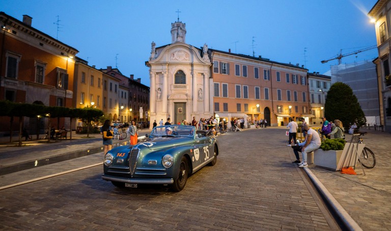 Passaggio di auto storiche (costruite tra il 1927 e il 1957) in arrivo da Modena lungo la Via Emilia.